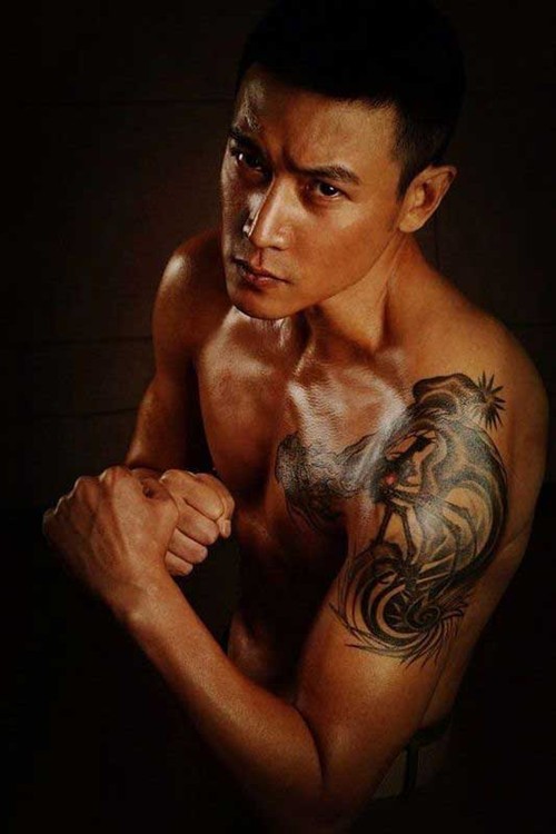 长腿男神陆毅的时尚纹身