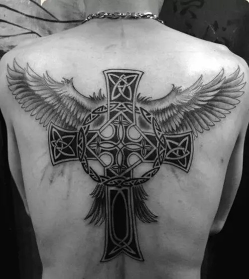 神秘而古老的十字架纹身