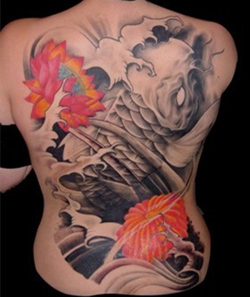 经典帅气的满背鲤鱼纹身