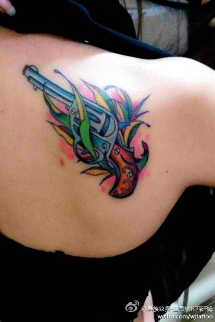 个性帅气枪纹身