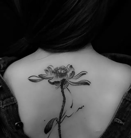 唯美高雅的莲花纹身