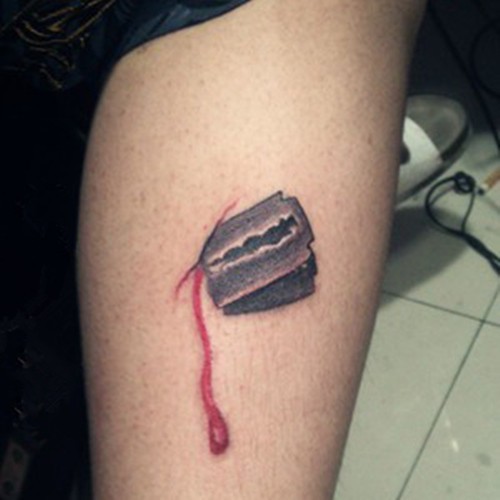 手部立体滴血刀片纹身