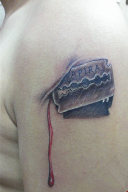 手部立体滴血刀片纹身