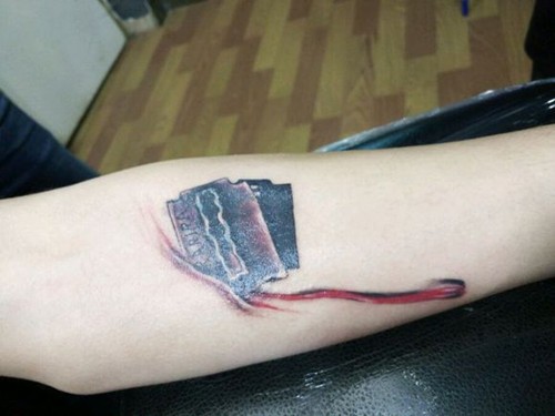 手部立体滴血刀片纹身