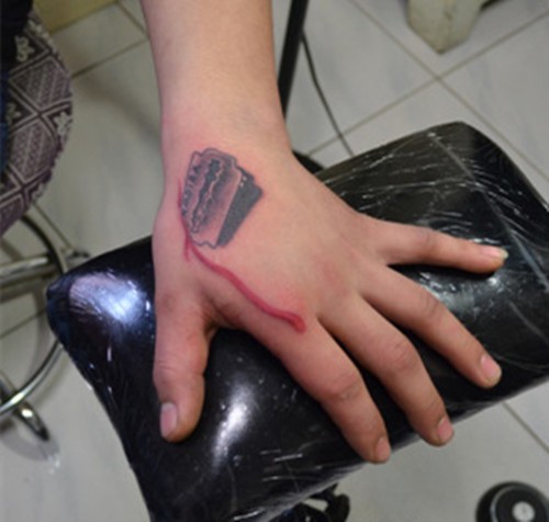 手部立体滴血刀片纹身