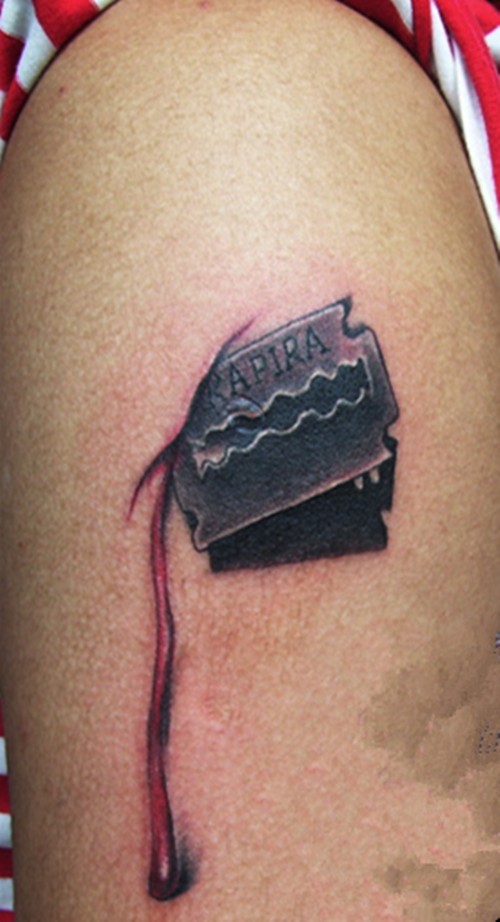 手部立体滴血刀片纹身