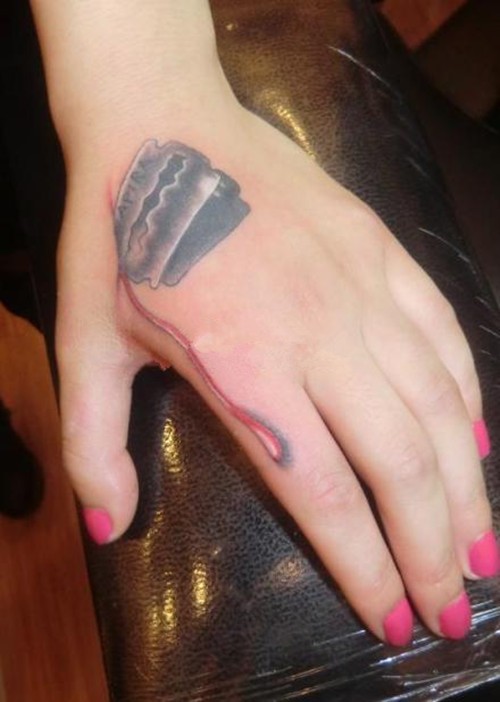 手部立体滴血刀片纹身