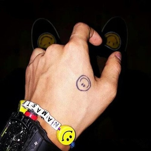 超级偶像权志龙手部虎口笑脸纹身