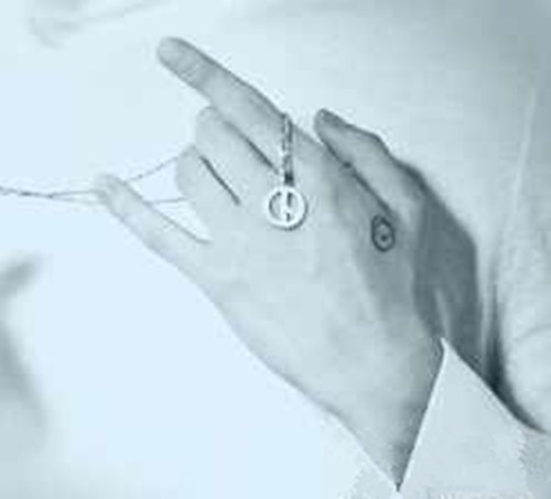 超级偶像权志龙手部虎口笑脸纹身