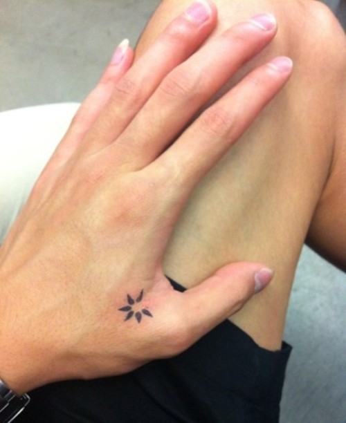 虎口清新小图案纹身