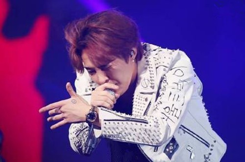 超级偶像权志龙手部虎口笑脸纹身