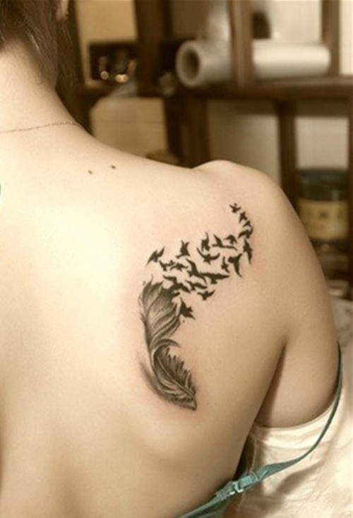 肩背部唯美飘逸的羽毛纹身
