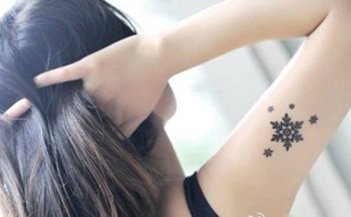 手臂唯美雪花纹身