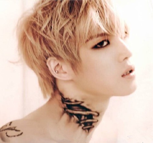 实力偶像金在中时尚纹身