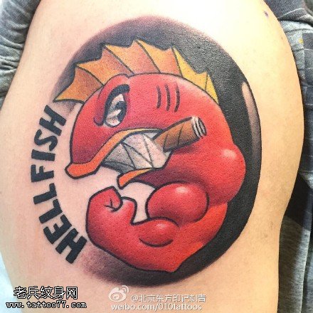 肩膀的红鲤鱼纹身图案
