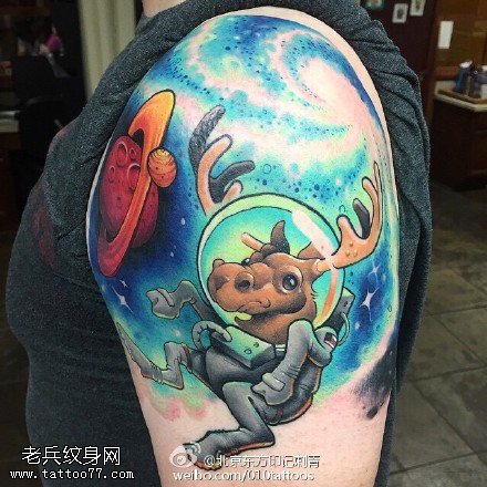 肩膀太空的龙人纹身图案