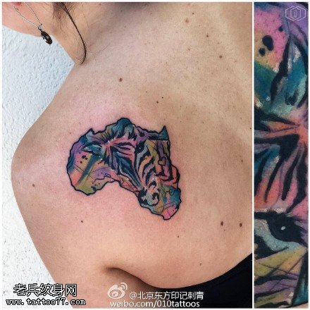 肩膀彩绘的马头纹身图案