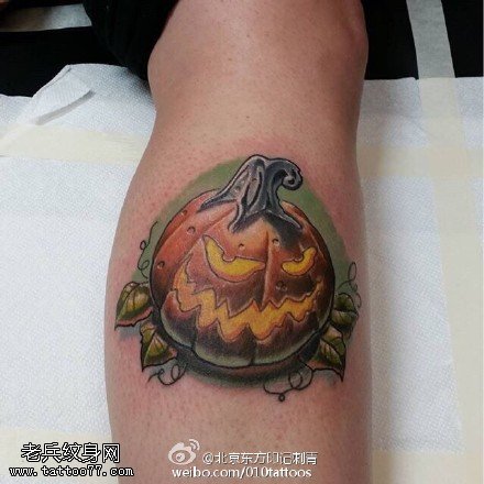 小腿上的南瓜人纹身图案