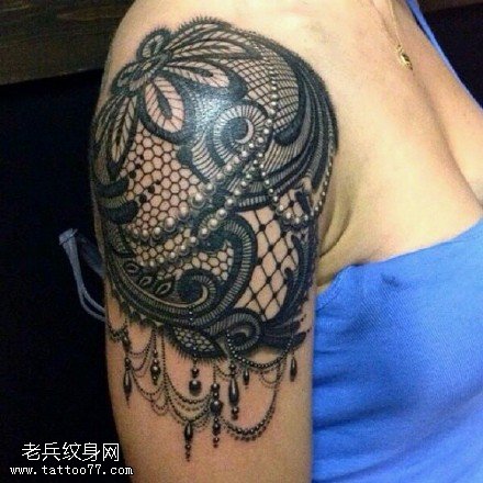 肩膀的蕾丝花边珍珠纹身图案