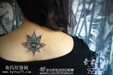 背部简单的莲花纹身图案