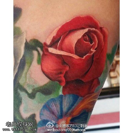 含苞待放的玫瑰纹身图案