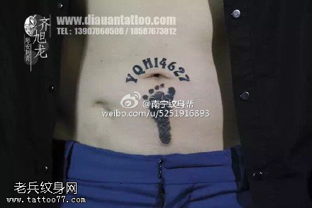 腹部的脚印纹身图案