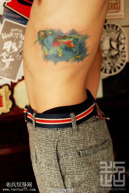 侧腹彩绘地图纹身图案