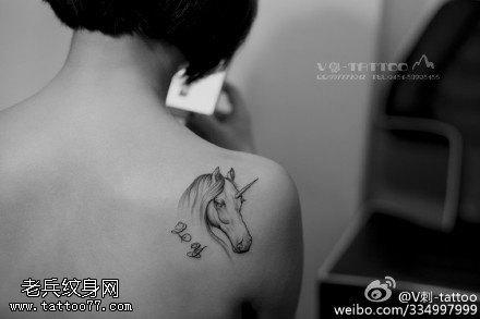 肩部的独角兽纹身图案