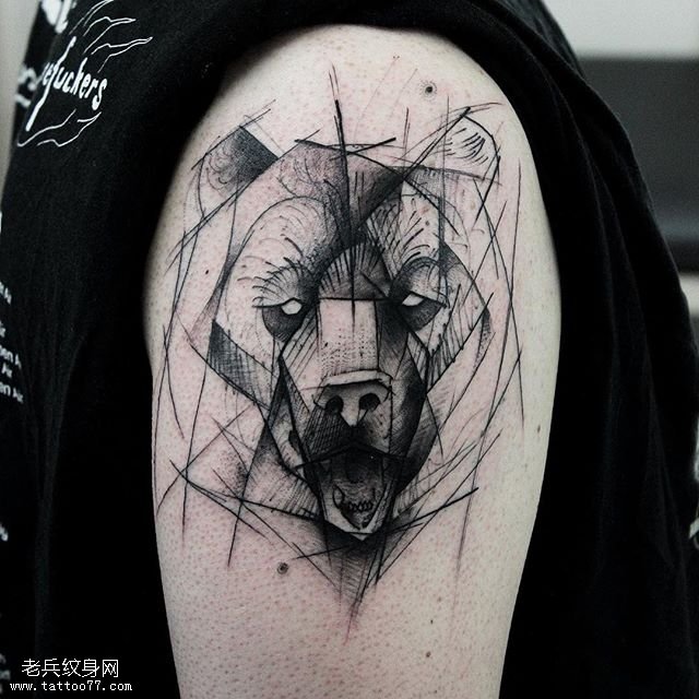 肩部线条点刺熊纹身图案
