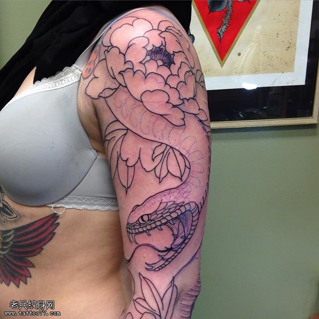 肩部点刺的牡丹蛇纹身图案