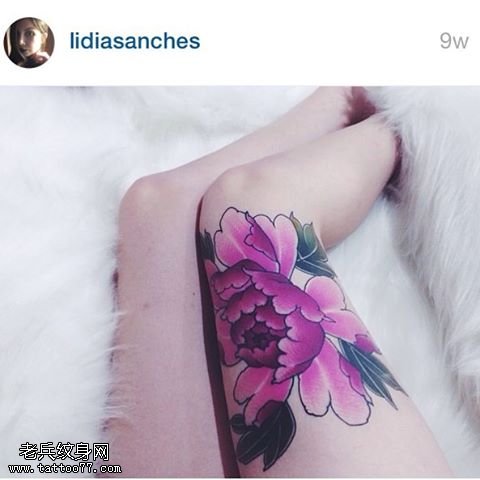 大腿性感娇艳的牡丹纹身图案