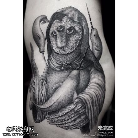 臀部的猫头鹰婆婆纹身图案