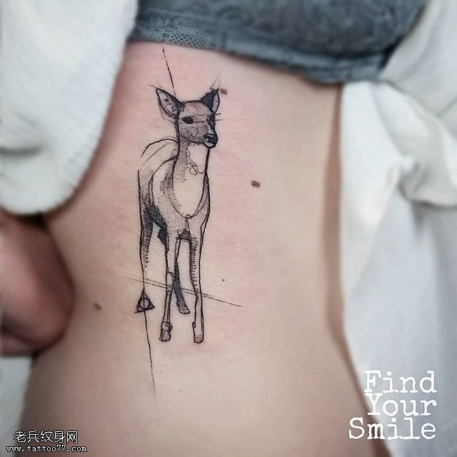 腹部水墨的小羊纹身图案