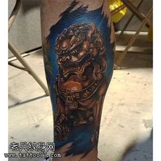 小腿部彩绘石狮子纹身图案