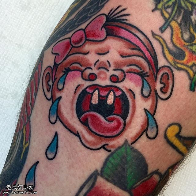 腿部水彩的婴儿纹身图案