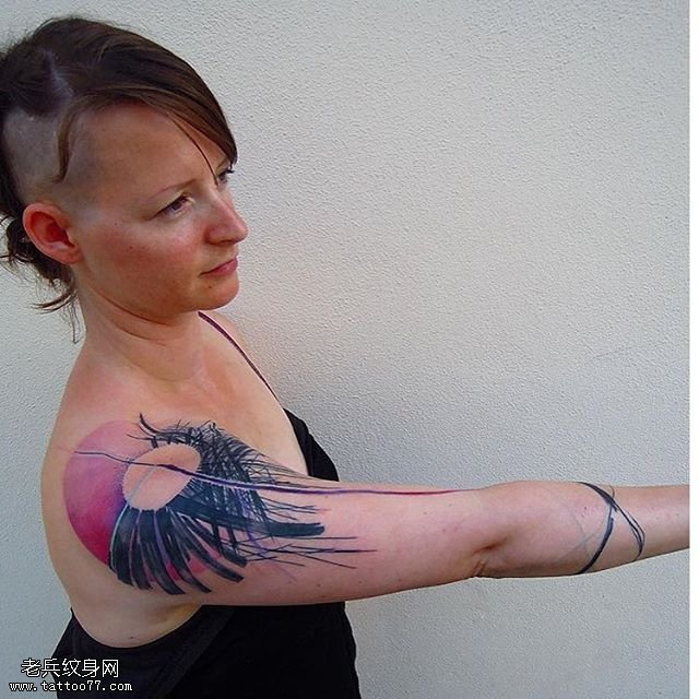 肩部上的抽象图纹身图案