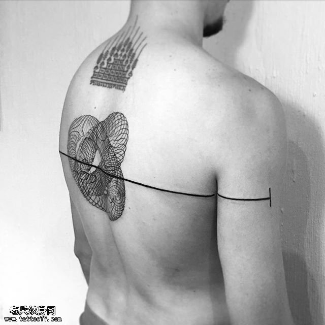 背部点刺无线网纹身图案