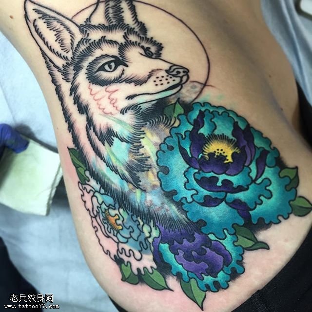 臀部的狼牡丹纹身图案