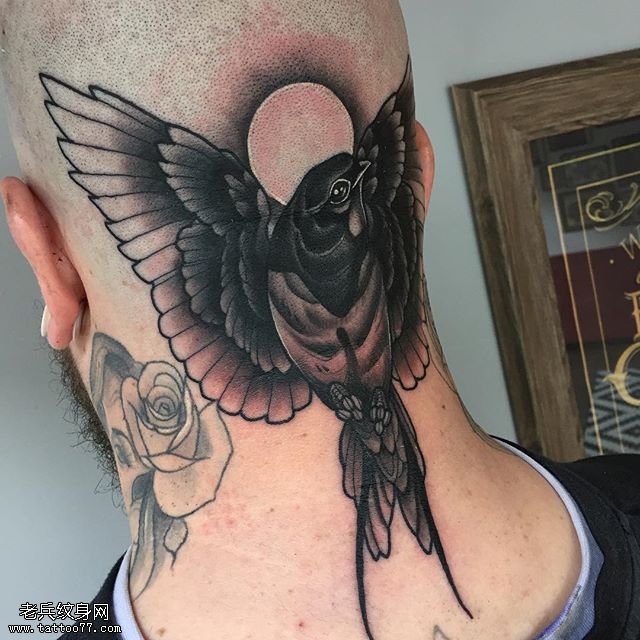 头部展翅的鸟纹身图案