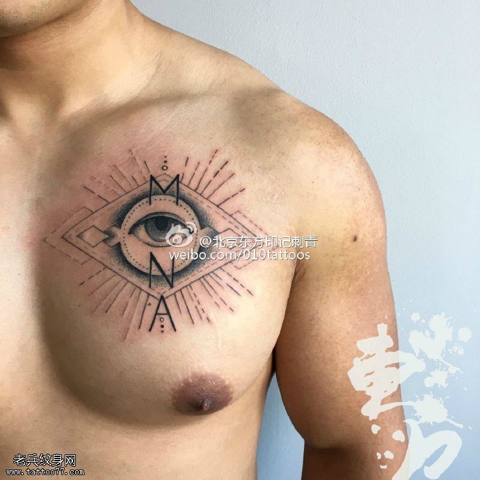 胸膛上的眼睛纹身图案