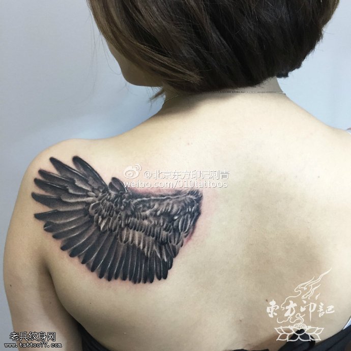 肩膀的水墨翅膀纹身图案
