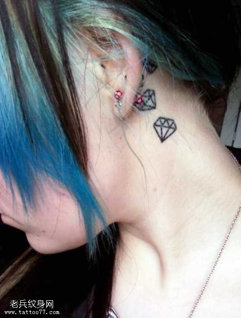 耳朵后面小小的钻石纹身图案