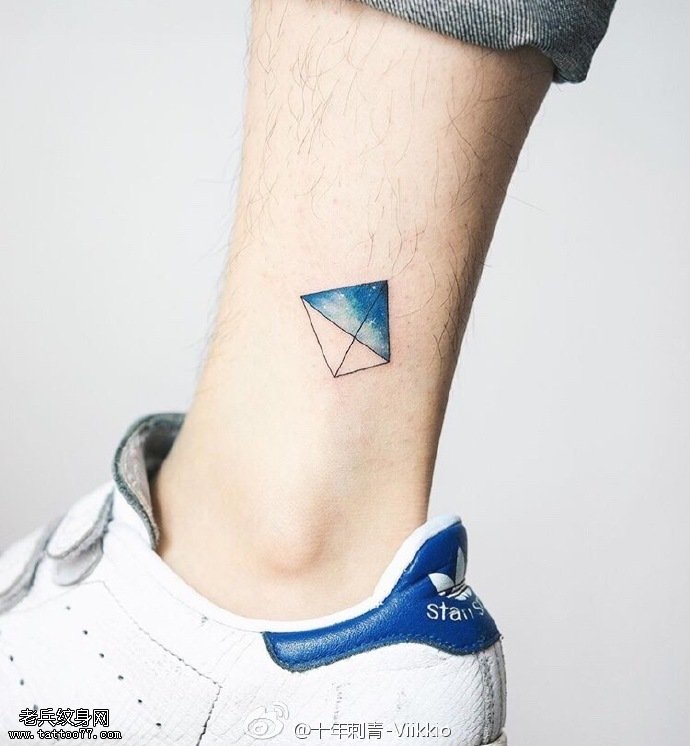 脚腕上的钻石纹身图案
