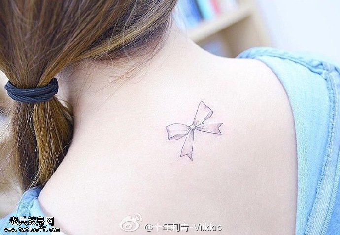 背部清新的小蝴蝶结纹身图案