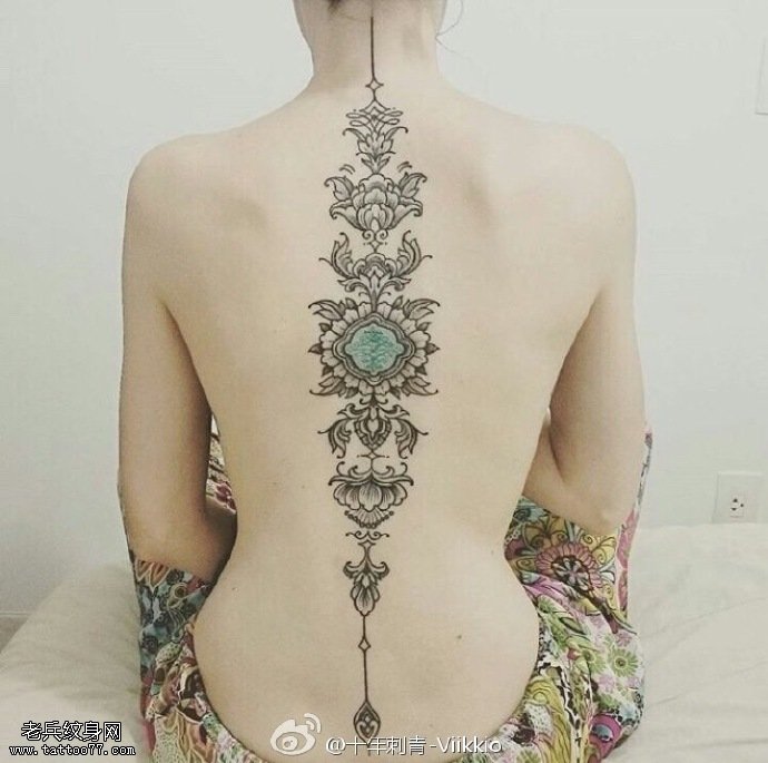 脊梁上的一串花纹身图案
