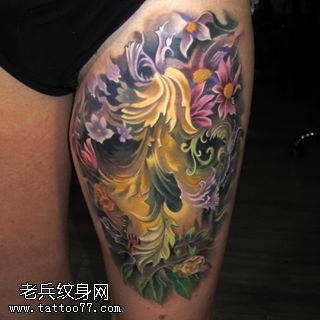 大腿彩色的花卉骷髅纹身图案