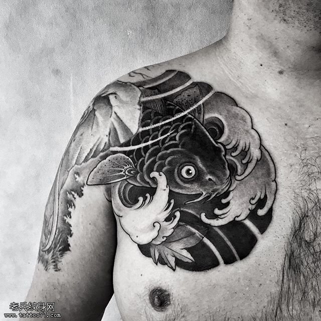 肩部黑灰锦鲤鱼纹身图案