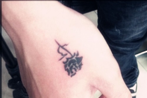 手部虎口处娇艳花朵纹身