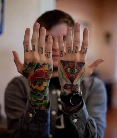 与众不同的个性手背纹身