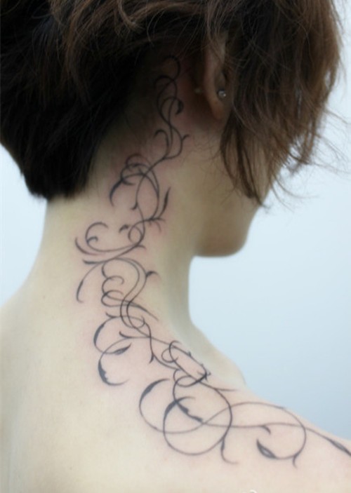 女生肩部清新藤蔓纹身